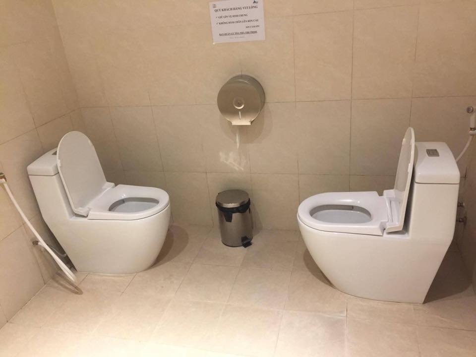 
Nhà vệ sinh đôi cực tiện lợi dành cho các cặp tình nhân.