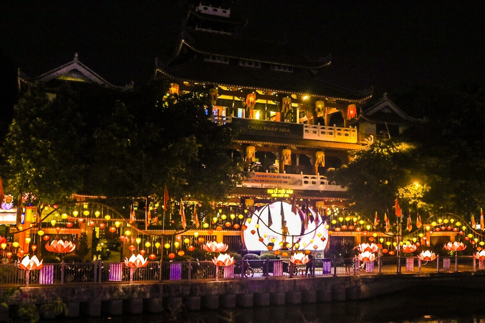  
Đèn hoa rực rỡ ngày lễ Phật Đản.