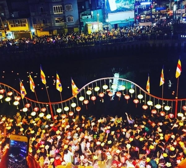 Phản ứng của cộng đồng mạng về lễ hội hoa đăng ngày lễ Phật Đản