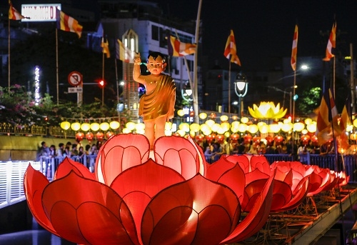 Phản ứng của cộng đồng mạng về lễ hội hoa đăng ngày lễ Phật Đản