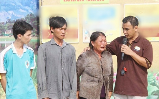 Cảm động hình ảnh nghệ sĩ Quyền Linh trút hết tiền trong túi giúp người nghèo tại hậu trường - Tin sao Viet - Tin tuc sao Viet - Scandal sao Viet - Tin tuc cua Sao - Tin cua Sao