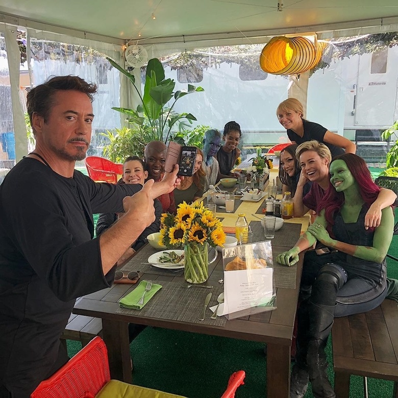  
Tấm ảnh bữa trưa ấm cúng của Robert Downey Jr. cùng dàn diễn viên nữ xinh đẹp trên phim trường Avengers: Endgame.