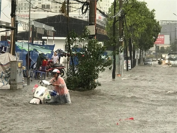  
Đường Nguyễn Hữu Cảnh ngập nặng sau cơn mưa - Ảnh: Lê Phan.