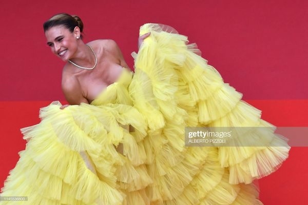  
Cô đã kịp dùng tay giữ bộ váy nhưng rất tiếc đã muộn, vòng 1 của cô đã được phơi bày trên thảm đỏ LHP Cannes.