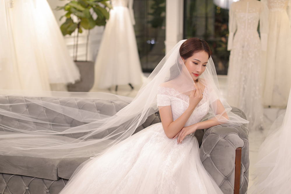 Trước ngày trọng đại, hé lộ váy cưới của bạn gái kém 13 tuổi Dương Khắc Linh