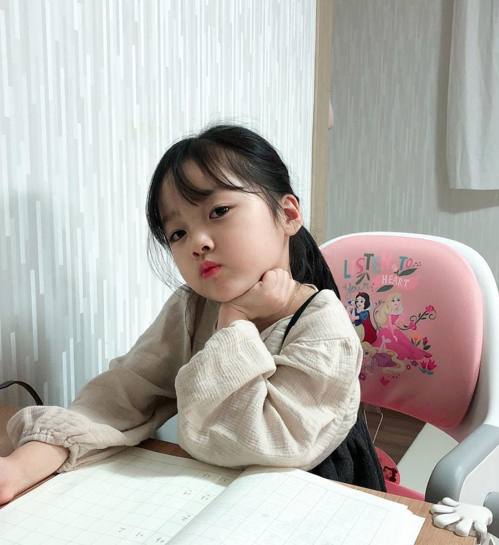  
Những khoảnh khắc được đăng tải trên trang cá nhân, Kwon Yul đã thu hút một lượng người theo dõi khá lớn, tất cả đều thực sự muốn tan chảy trước độ dễ thương khó mà địch lại được của cô bé siêu cute này.