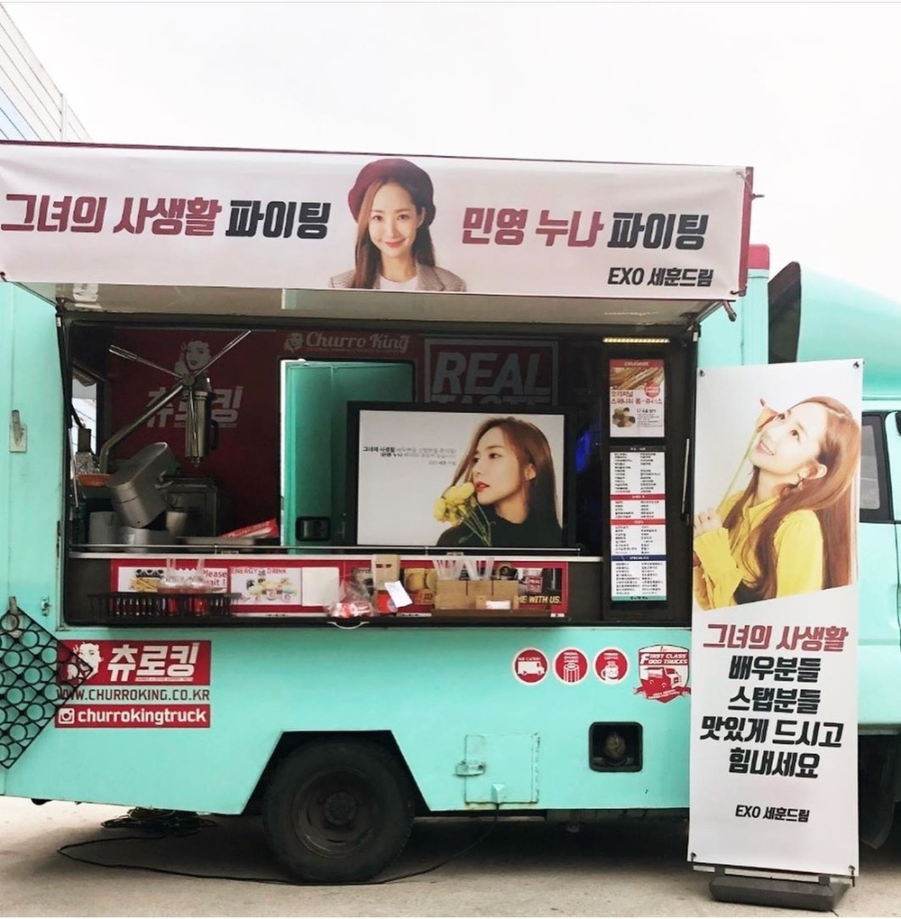 Sehun gửi xe đồ ăn đến phim trường Her Private Life của Park Min Young.