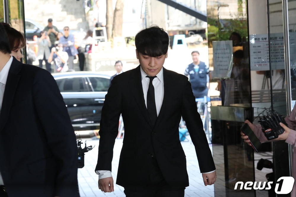 Seungri rời khỏi tòa án nhưng bị trói tay sau phiên điều trần