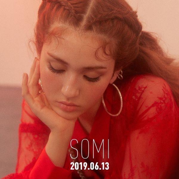  
Poster ấn định ngày solo của Somi được YG chính thức thông báo