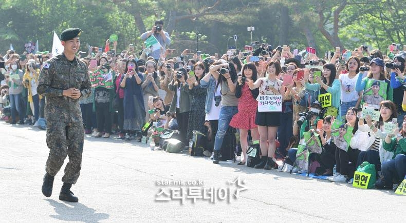 Taecyeon rạng rỡ, xuất ngũ trong sự chào đón nồng nhiệt của người hâm mộ