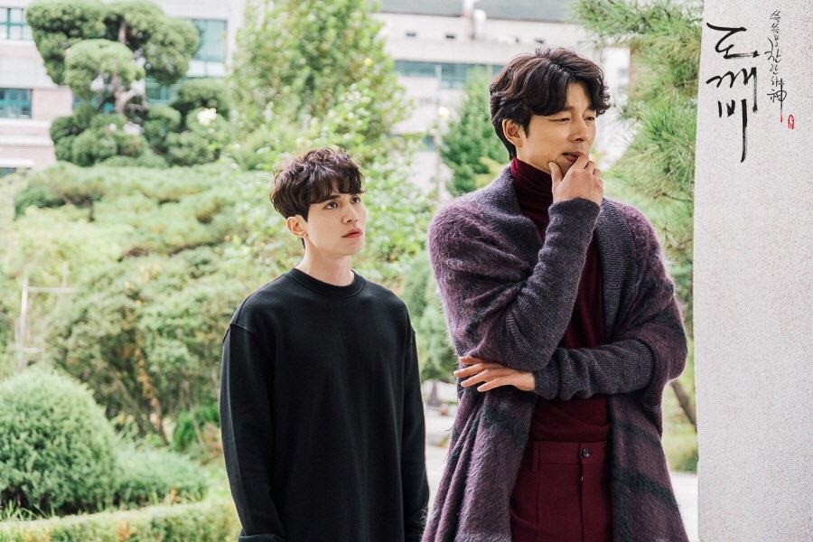 
Sau "Goblin" Lee Dong Wook và Gong Yoo ngày càng thân thiết với nhau, nhờ bộ phim này mối quan hệ của cả hai trở nên thân thiết và có những “phản ứng hóa học” tuyệt vời.