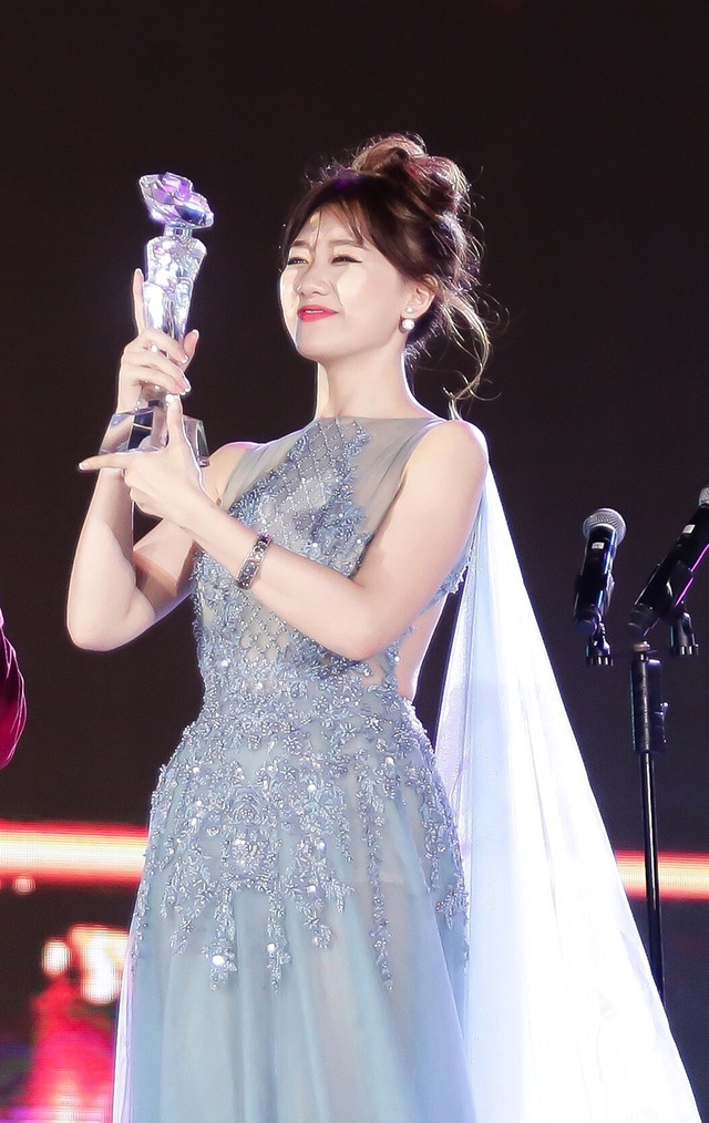 
Hari Won nhận giải thưởng âm nhạc ca khúc pop/rock được yêu thích nhất tại Zing Music Awards 2016 - Tin sao Viet - Tin tuc sao Viet - Scandal sao Viet - Tin tuc cua Sao - Tin cua Sao