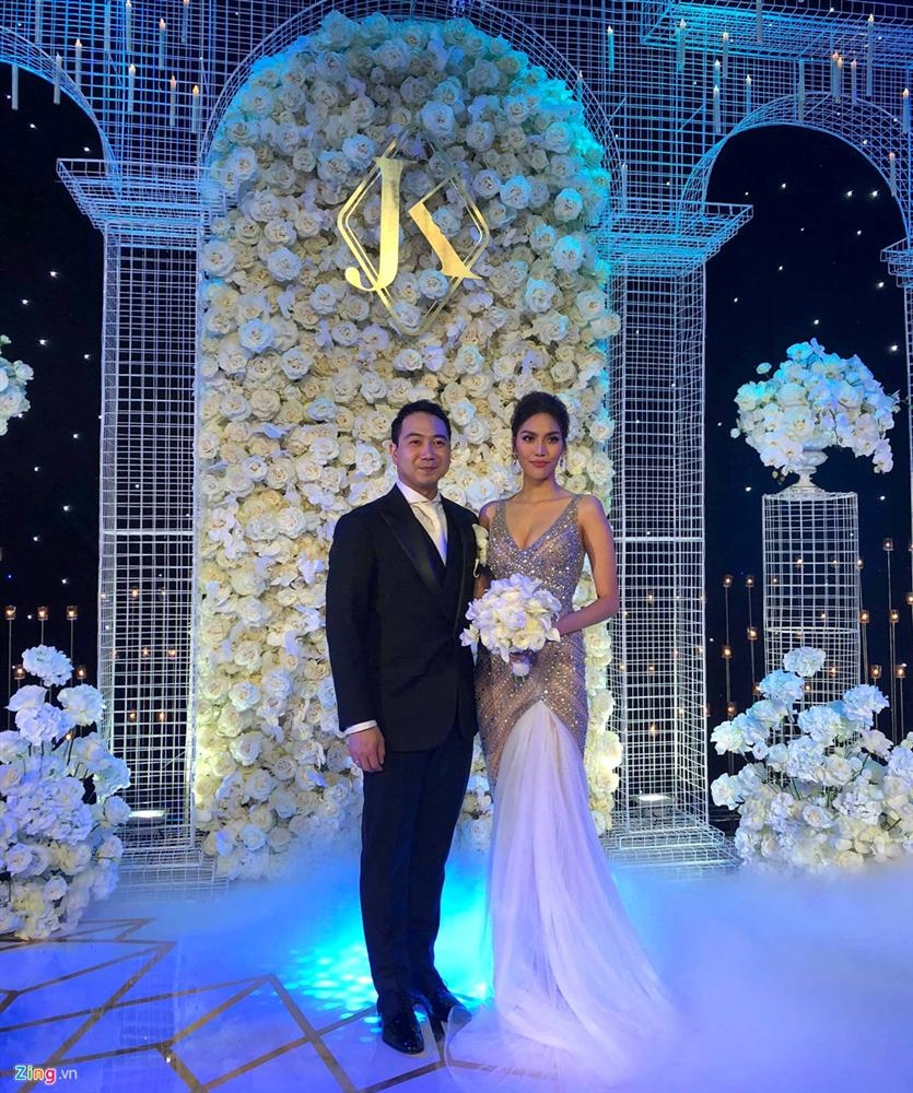  
Cặp đôi đã tổ chức đám cưới giới hạn truyền thông trong khôi khí vô cùng thân thiết và sôi động - Tin sao Viet - Tin tuc sao Viet - Scandal sao Viet - Tin tuc cua Sao - Tin cua Sao