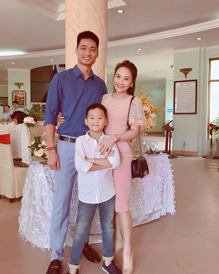 
Gia đình hạnh phúc hiện tại của Bảo Thanh bên chồng và con - Tin sao Viet - Tin tuc sao Viet - Scandal sao Viet - Tin tuc cua Sao - Tin cua Sao