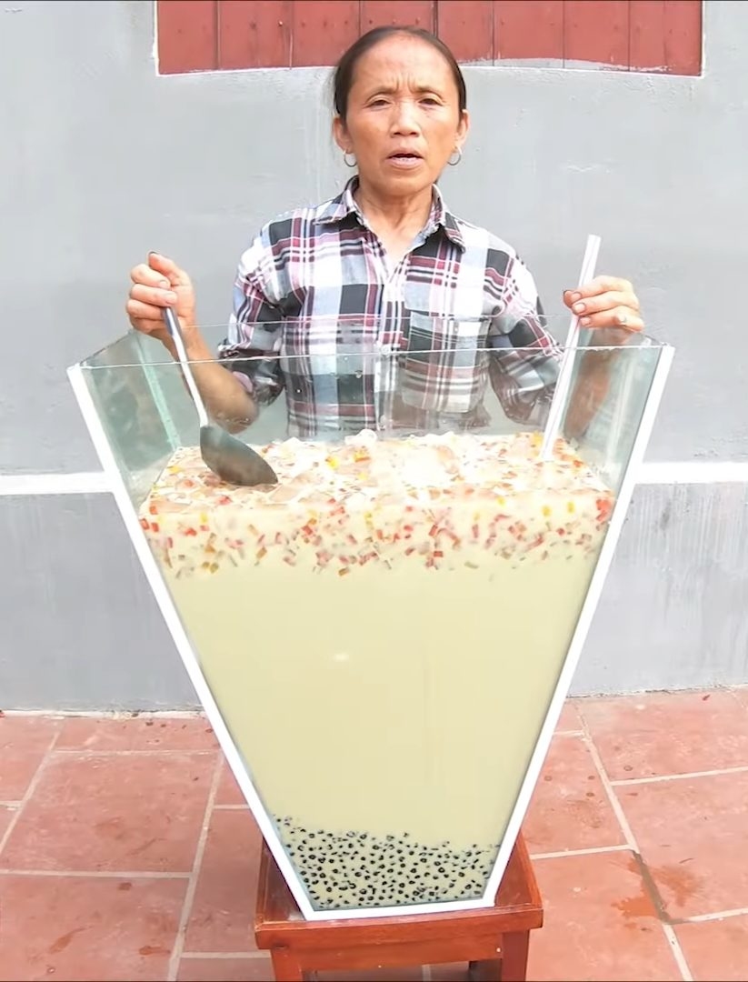  
Cốc trà sữa khổng lồ trong một video của bà Tân