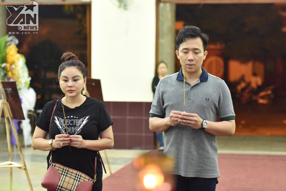 Trấn Thành và dàn sao Việt đến tiễn biệt nghệ sĩ Lê Bình lúc đêm muộn - Tin sao Viet - Tin tuc sao Viet - Scandal sao Viet - Tin tuc cua Sao - Tin cua Sao