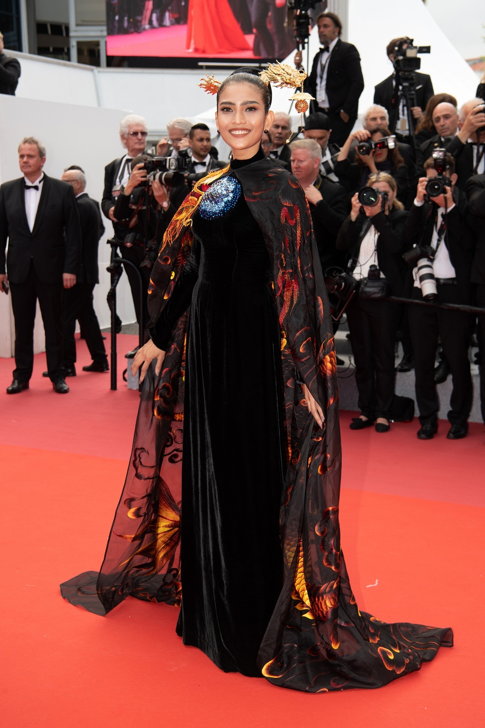 Trương Thị May diện áo dài lộng lẫy như bà hoàng trên thảm đỏ LHP Cannes 2019