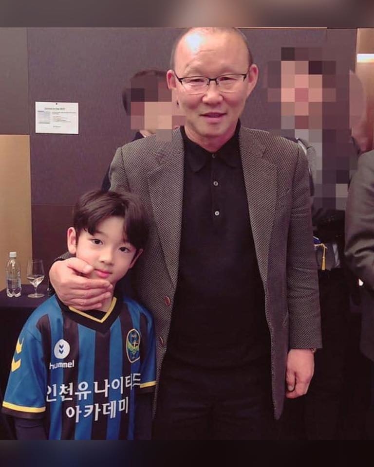  
Bức ảnh cầu thủ nhí chụp cùng với HLV Park Hang Seo được nhiều người chú ý 