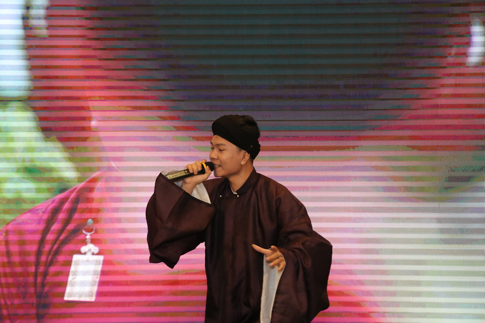  
Jang Nguyễn đã thể hiện đầy bùng nổ “Phượng khấu”, ca khúc chính thức cho bộ phim.