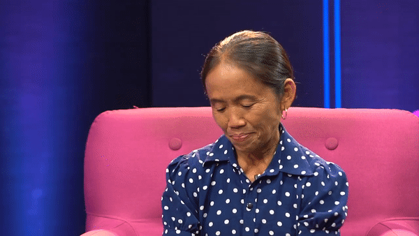  
Bà Tân không kìm được nước mắt (Ảnh: Cắt từ clip VTV)