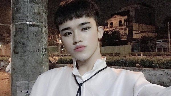  
Trần Đức Bo nổi tiếng với gương mặt luôn được make-up kĩ lưỡng.