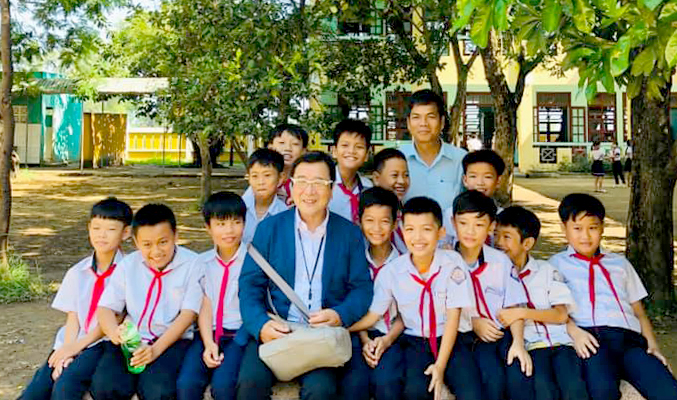  
Ông Takahashi cùng thầy hiệu trưởng và các em học sinh trong chuyến thăm mới đây (Ảnh: Trần Văn Nam)