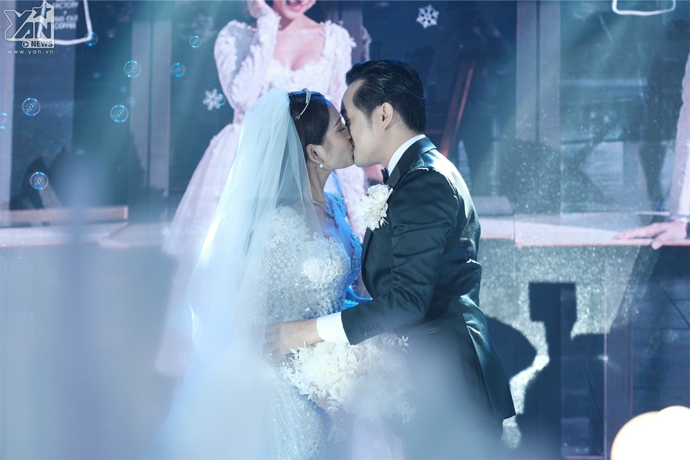  
Nụ hôn đầy ngọt ngào của Dương Khắc Linh và Sara Lưu khiến ai cũng ghen tị.