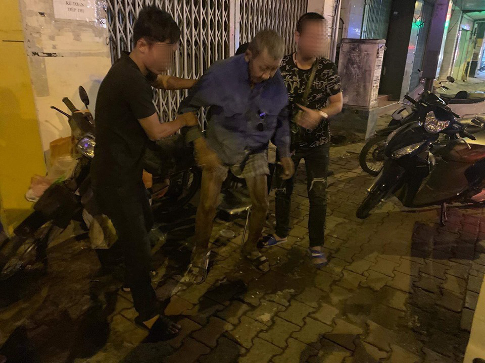 Nhóm thiện nguyện Sài Gòn thắp lên hi vọng cho cụ ông bệnh nặng chạy xe ôm