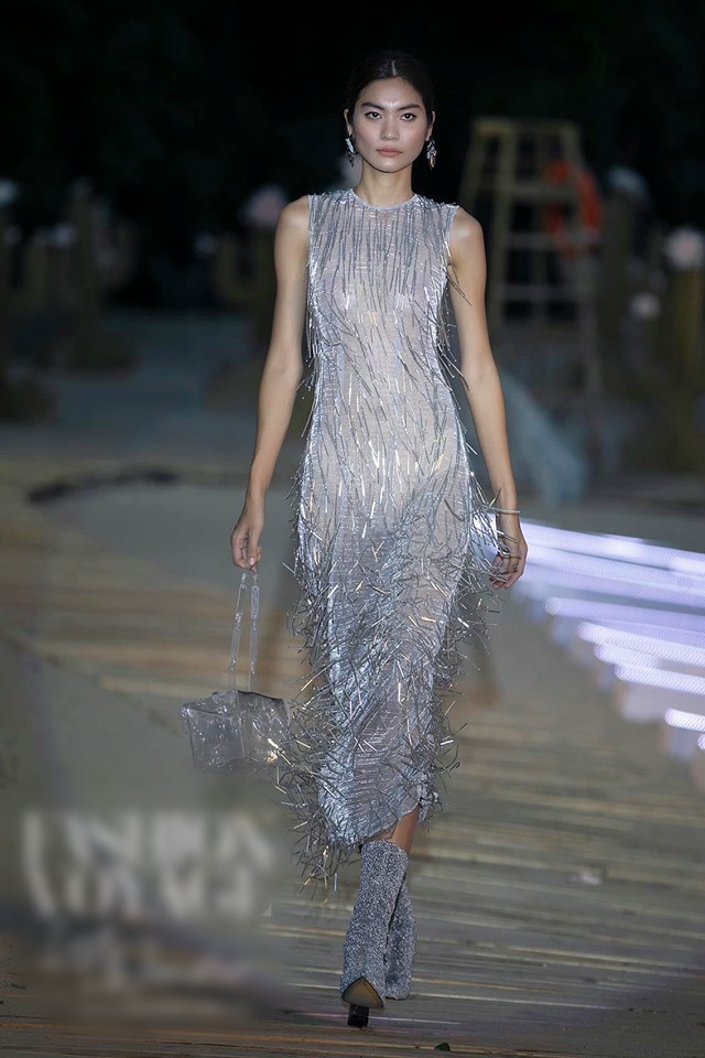  
Trang phục được sát nách được xẻ tà cao, tăng thêm phần quyến rũ và tiện lợi trong việc di chuyển. Phần thể hiện của người mẫu Kim Dung trong buổi trình diễn BST Before Sunset.
