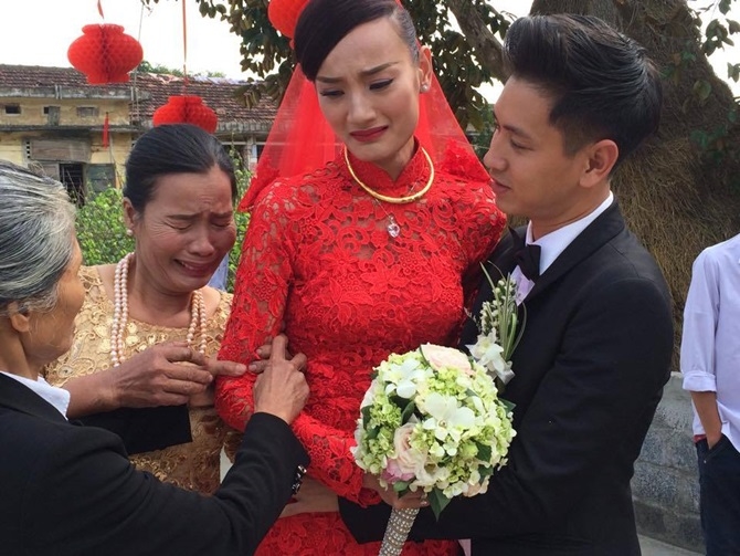 Biểu cảm của bố mẹ sao Việt trong đám cưới con: Người cười như Tết, người khóc nức nở - Tin sao Viet - Tin tuc sao Viet - Scandal sao Viet - Tin tuc cua Sao - Tin cua Sao