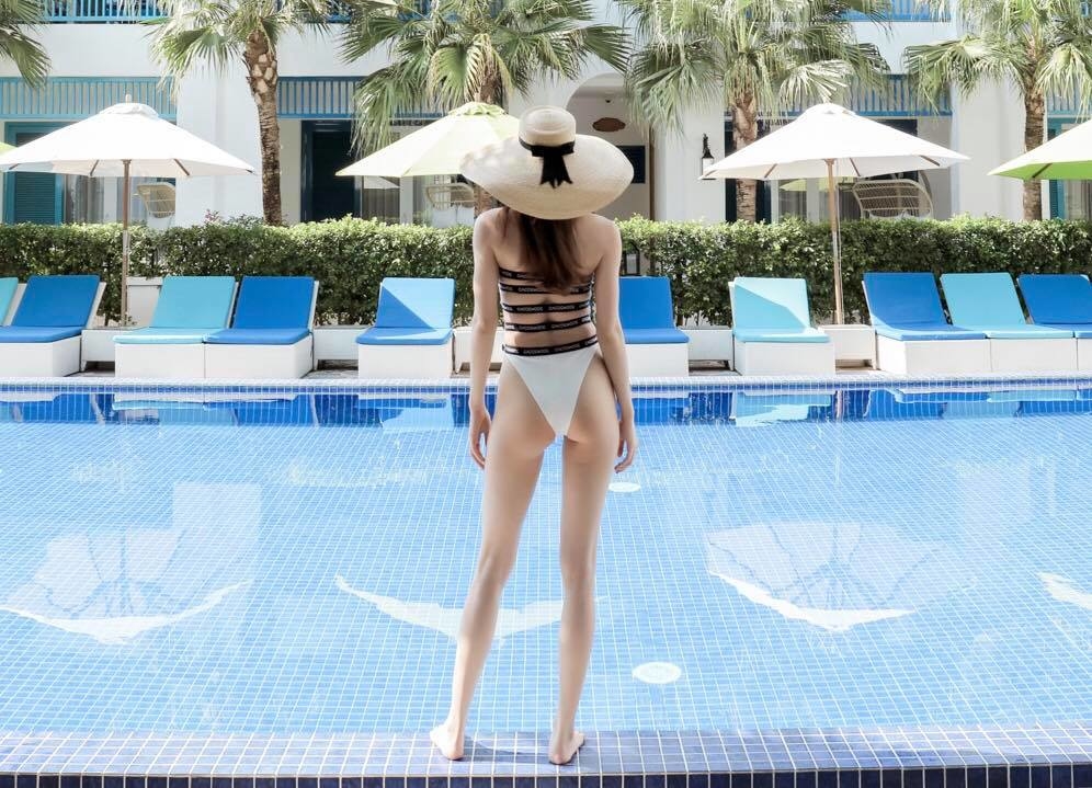  
Bạn gái Kim Lý là người đầu tiên diện bộ bikini một mảnh nóng bỏng này. Trong MV "Em muốn anh đưa em về", "nữ hoàng giải trí" phối trang phục này với phụ kiện từ Gucci và mũ rộng vành.