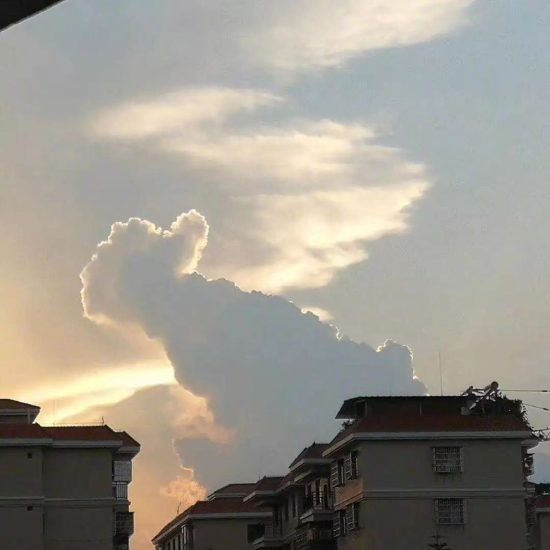  
Cô gái chụp được ảnh đám mây có hình dáng giống như nút like.