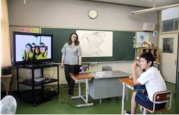  
Trường đã mời giảng viên nước ngoài về giảng dạy tiếng anh cho cậu bé