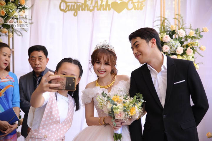 Cris Phan - Mai Quỳnh Anh nắm chặt tay, hạnh phúc trong đám cưới ở quê nhà Phú Yên - Tin sao Viet - Tin tuc sao Viet - Scandal sao Viet - Tin tuc cua Sao - Tin cua Sao