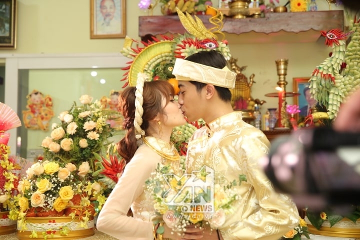  
Cris Phan - Mai Quỳnh Anh trao nhau nụ hôn nồng nhiệt trong sự reo hò của người thân hai bên gia đình. - Tin sao Viet - Tin tuc sao Viet - Scandal sao Viet - Tin tuc cua Sao - Tin cua Sao