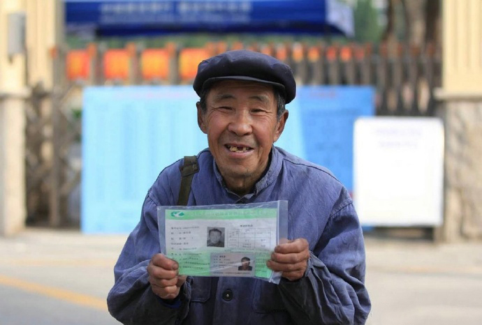  
Năm nào cũng thế, cụ già 72 tuổi Kang Lianxi ​đều tham dự thi Cao khảo.