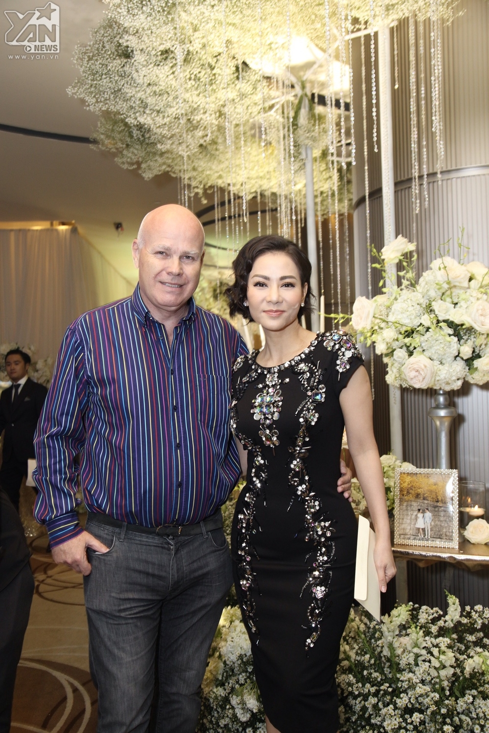  
Thu Minh cùng chồng Tây rạng rỡ tại đám cưới nhạc sĩ Dương Khắc Linh, Sara Lưu, nữ ca sĩ vừa trở lại với dự án âm nhạc DIVA cách đây không lâu.