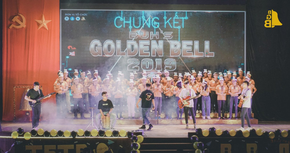  
Ca khúc Rung Chuông Vàng cất vang trên Hội trường BUH bởi sự trình diễn của TOP 50 thí sinh và Nhạt band.