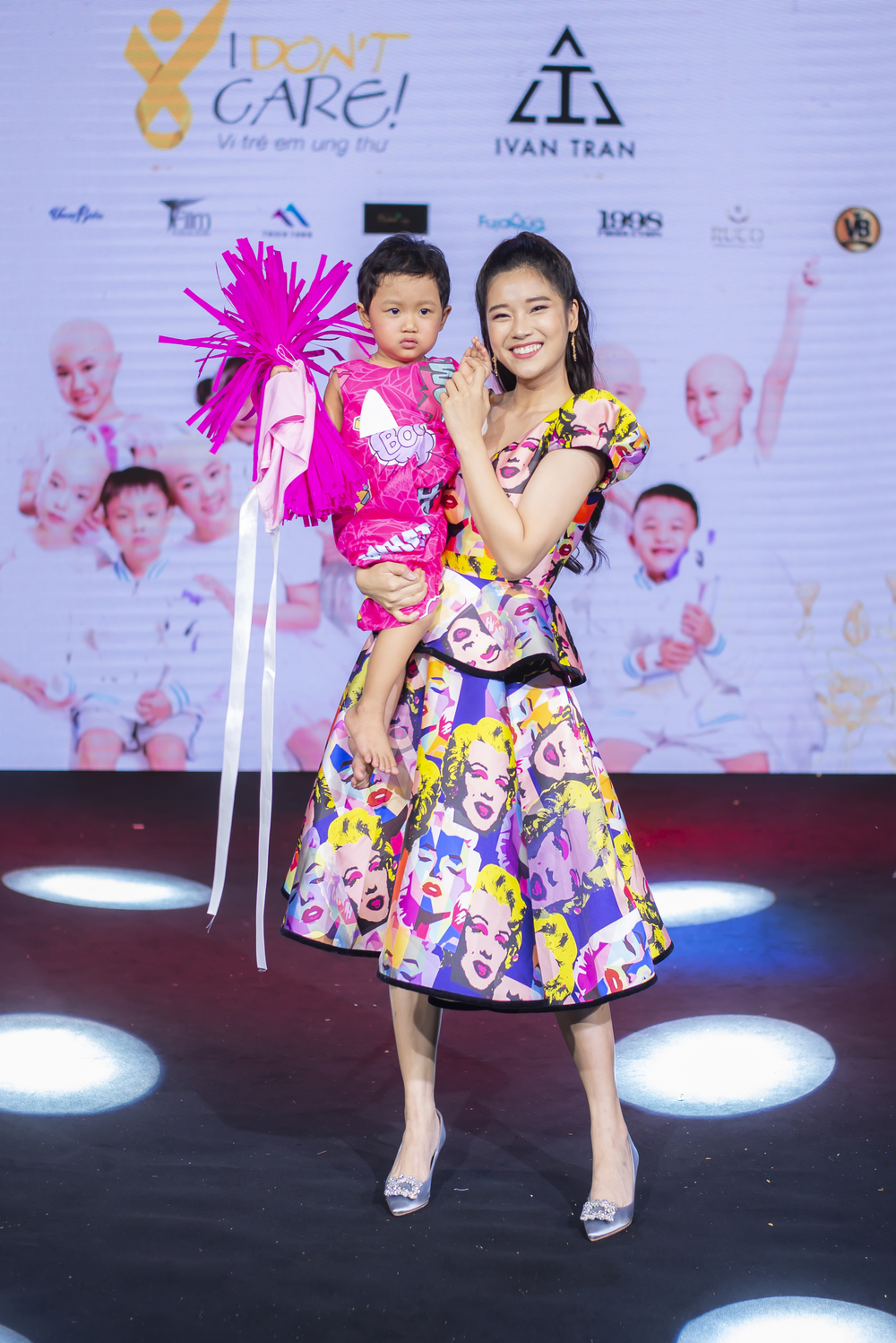  
Hoàng Yến Chibi mở đầu bằng ca khúc Em vẫn yêu đời và trình diễn thời trang cùng các em nhỏ đang phải chống trọi với căn bệnh ung thư.
