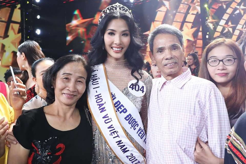  
Cô em gái và bố mẹ xuất hiện trong đêm Chung kết Hoa hậu Hoàn vũ Việt Nam 2017. - Tin sao Viet - Tin tuc sao Viet - Scandal sao Viet - Tin tuc cua Sao - Tin cua Sao
