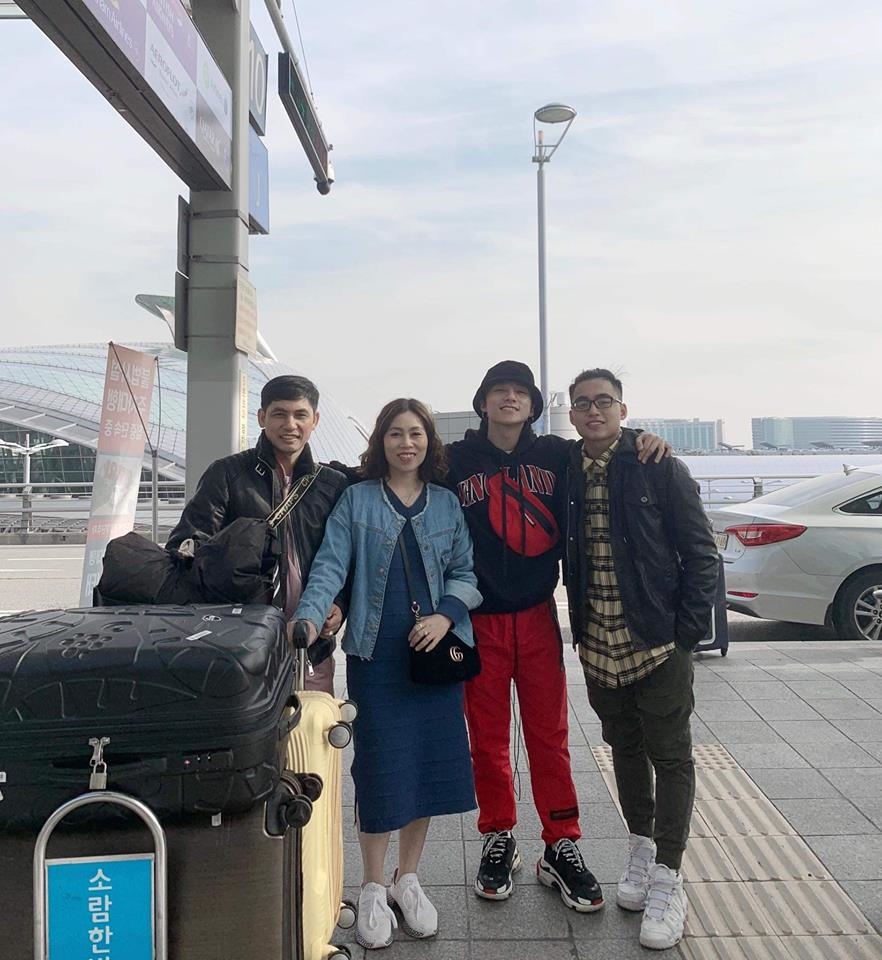  
Hai anh em du lịch cùng bố mẹ tại Hàn Quốc