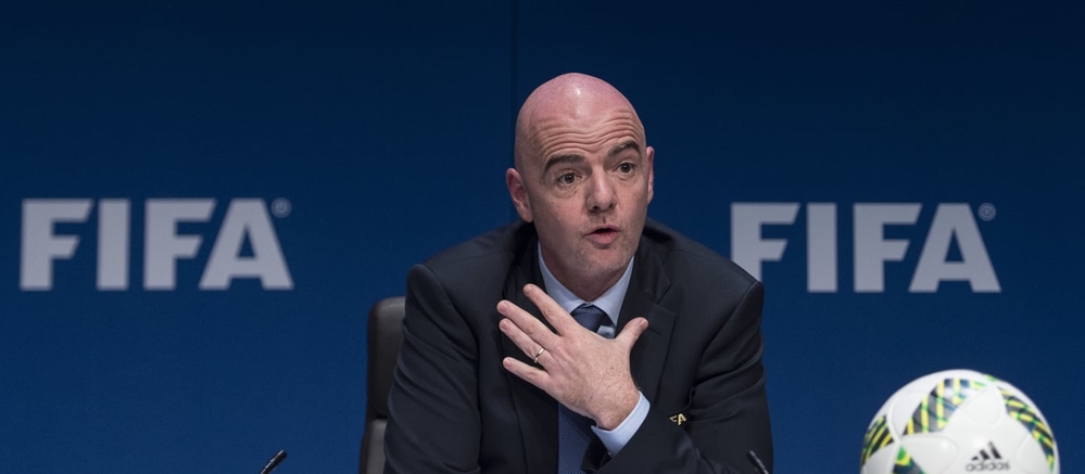 Chủ tịch FIFA đương nhiệm Gianni Infantino được cho là ủng hộ kế hoạch tổ chức bỏ phiếu công khai giữa các liên đoàn thành viên để chọn chủ nhà mới của World Cup 2022 trong trường hợp Qatar bị tước quyền.