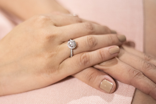  
Chiếc nhẫn kim cương mà bạn trai kém 10 tuổi dành tặng Thu Thủy trong buổi cầu hôn. - Tin sao Viet - Tin tuc sao Viet - Scandal sao Viet - Tin tuc cua Sao - Tin cua Sao