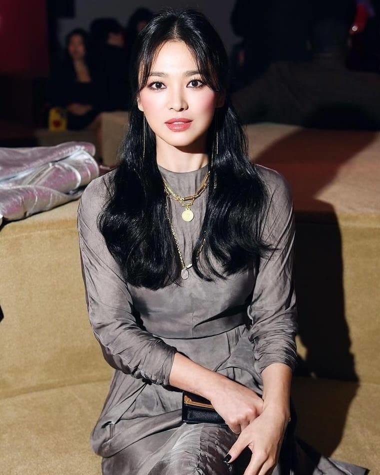 Hậu ly hôn Song Hye Kyo: Song Joong Ki áp lực đến mức rụng tóc đến mức xơ xác