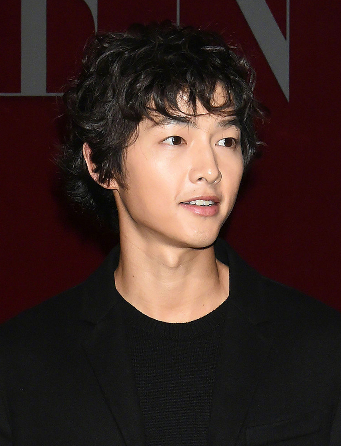  
Mái tóc xù được khen ngợi trước đó của Song Joong Ki.