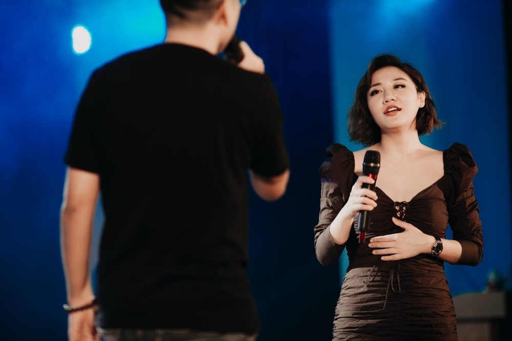  
Văn Mai Hương cùng cựu sinh viên NEU ngẫu hứng tạo nên sân khấu kết hợp tuyệt vời.