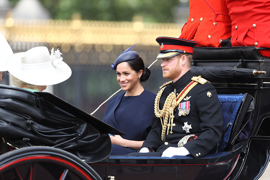  
Vợ chồng Hoàng tử Harry đến lễ kỉ niệm mà không có con trai.