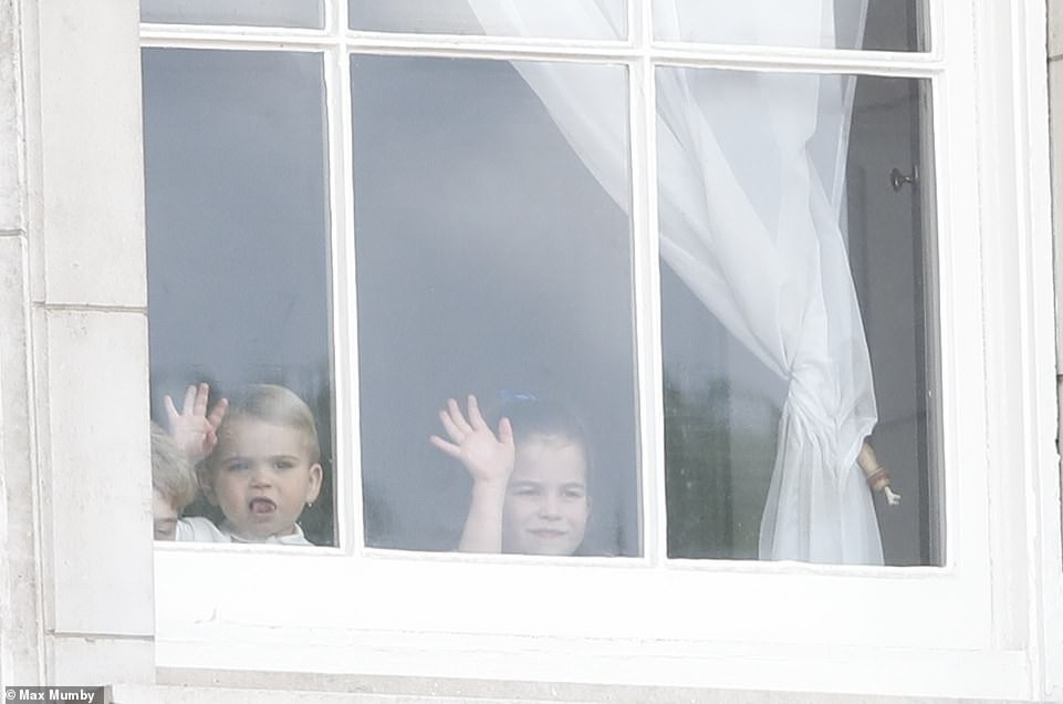 Lần đầu xuất hiện công khai cùng gia đình, Hoàng tử bé Louis đã chiếm trọn sự chú ý bởi sự dễ thương