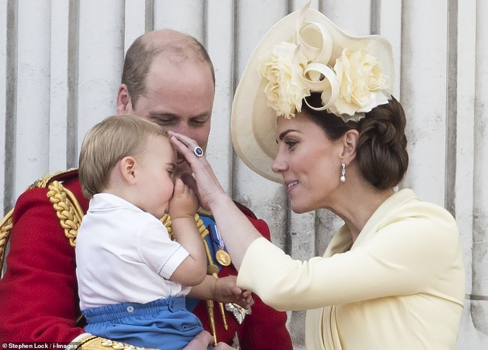 Lần đầu xuất hiện công khai cùng gia đình, Hoàng tử bé Louis đã chiếm trọn sự chú ý bởi sự dễ thương