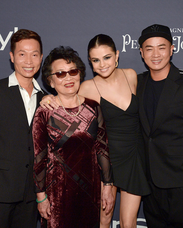  
Selena Gomez thân thiết với gia đình chàng trai gốc Việt.